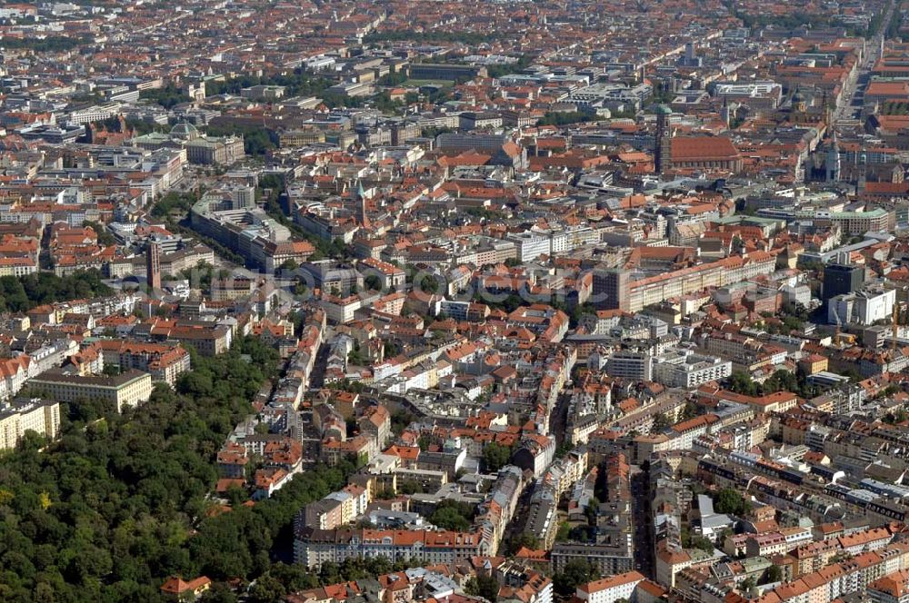 Aerial image München - Blick auf den Münchener Altstadtring mit der Frauenkirche und dem Justizpalast. Rechts mittig ist die Matthäuskirche zu sehen. Munich 2007/07/14 Old-town-Ring of Munich with its Frauenkirche and the Palace of Justice. At the right border you can see the Matthäus church.