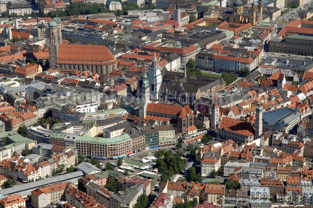 Aerial photograph München - Blick auf die Altstadt München mit der Frauenkirche, dem Neuen Rathaus am Marienplatz und Alten Rathaus, sowie St. Peter Kirche und die Heilig-Geist-Kirche. Munich 2007/07/14 Old-town of Munich. Visible are the Frauenkirche, the New Town Hall at the Marienplatz, the Old Town Hall, as well as the St.Peter-Church and the Church of the Holy Ghost.