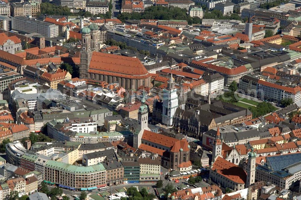 München from above - Blick auf die Altstadt München mit der Frauenkirche, dem Neuen Rathaus am Marienplatz, sowie St. Peter Kirche und die Heilig-Geist-Kirche. Munich 2007/07/14 Old-town of Munich. Visible are the Frauenkirche, the New Town Hall at the Marienplatz, as well as the St.Peter Church and the Church of the Holy Ghost.