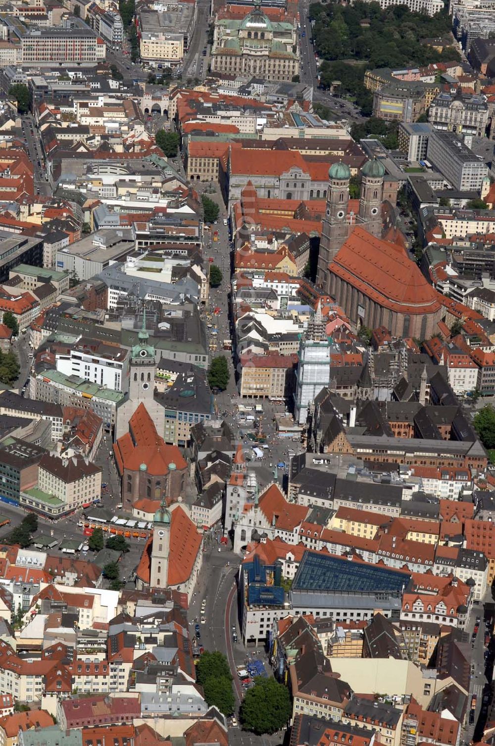 Aerial image München - Blick auf die Altstadt München mit der Frauenkirche, dem Neuen Rathaus am Marienplatz und Alten Rathaus, sowie St. Peter Kirche und die Heilig-Geist-Kirche. Munich 2007/07/14 Old-town of Munich. Visible are the Frauenkirche, the New Town Hall at the Marienplatz, the Old Town Hall, as well as the St.Peter-Church and the Church of the holy Ghost.