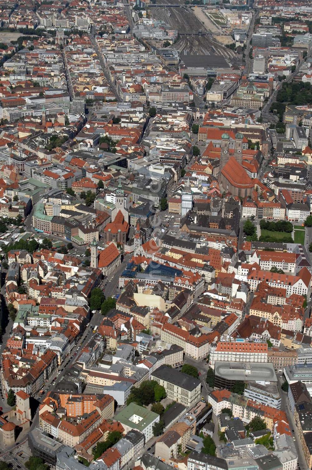 München from the bird's eye view: Blick auf die Altstadt München mit der Frauenkirche, dem Neuen Rathaus am Marienplatz und Alten Rathaus, sowie St. Peter Kirche und die Heilig-Geist-Kirche. Munich 2007/07/14 Old-town of Munich. Visible are the Frauenkirche, the New Town Hall at the Mariensquare, the Old Town Hall, as well as the St.Peter-Church and the Church of the Holy Ghost.