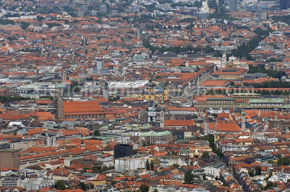 München from above - Blick auf die Altstadt München mit der Frauenkirche, dem Neuen Rathaus, der St. Peter Kirche, der Heilig-Geist-Kirche und Theatinerkirche.. Munich 2007/07/15 Old-town of Munich. Visible are the Frauenkirche, the NewCityhall, the St.Peter-Church, the Heilig-Geist-Church and Theatiner-Church.