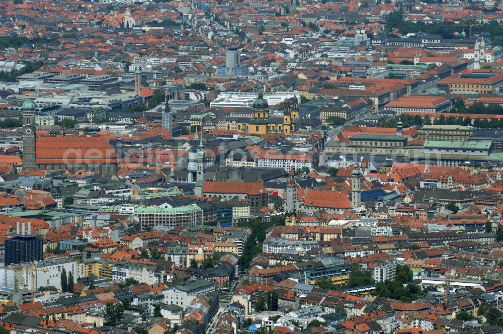 München from the bird's eye view: Blick auf die Münchener Altstadt mit ihren Kirchen (u.a. die gelbe Theatinerkirche), dem Nationaltheater und das Heizkraftwerk Müllerstraße (dunkles Gebäude). Munich 2007/07/14 Old-town of Munich with its churches (amongst others the yellow Theatiner-church), the National Theatre and the cogeneration plant Müllerstraße (dark building).