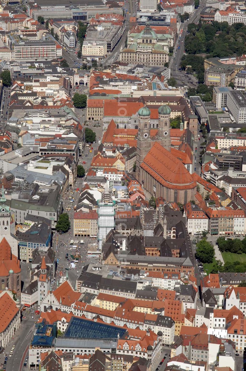 Aerial image München - Blick auf die Altstadt München mit der Frauenkirche. Der kurz Frauenkirche genannte Dom zu Unserer Lieben Frau in der Münchner Altstadt ist die Kathedralkirche des Erzbischofs von München und Freising und gilt als Wahrzeichen der bayerischen Landeshauptstadt. Munich 2007/07/14 Old-town of Munich and the Frauenkirche (Church of Our Lady), which is the town's landmark.