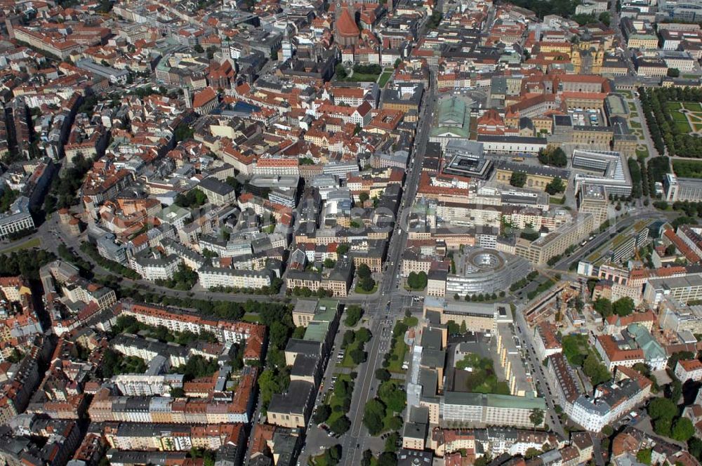 München from above - Die Altstadt und das Lehel sind Stadtteile Münchens. Durch das Bild verläuft die Maximilianstraße in Richtung des Kirchen-Viertels mit der Frauenkirche und der St. Peter Kirche. Auf der rechten Seite der Maximilianstraße befindet sich beim Max-Joseph-Platz das National Theater (grünes Dach). Munich 2007/07/14 The Old-town/Lehel are parts of Munich. Mid of the picture leads the Maximilianstreet to the church-quarter (Frauenkirche and St. Peter church).