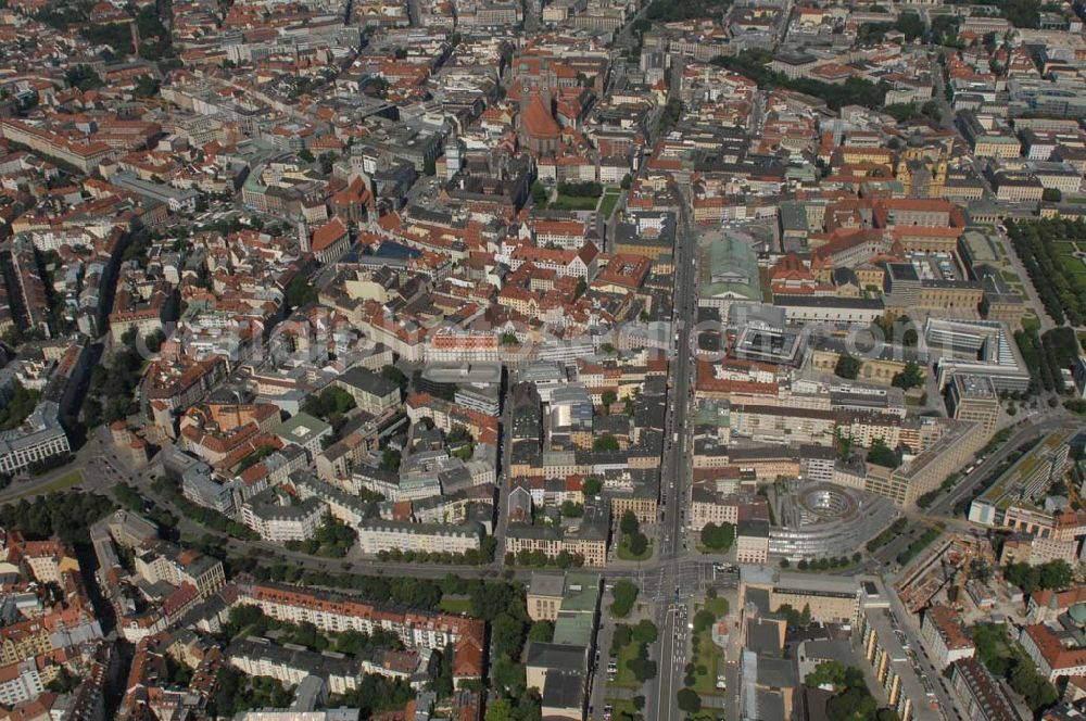 München from the bird's eye view: Die Altstadt und das Lehel sind Stadtteile Münchens. Durch das Bild verläuft die Maximilianstraße in Richtung des Kirchen-Viertels mit der Frauenkirche und der St. Peter Kirche. Auf der rechten Seite der Maximilianstraße befindet sich beim Max-Joseph-Platz das National Theater (grünes Dach). Munich 2007/07/14 The Old-town/Lehel are parts of Munich. Mid of the picture leads the Maximilianstreet to the church-quarter (Frauenkirche and St. Peter church).