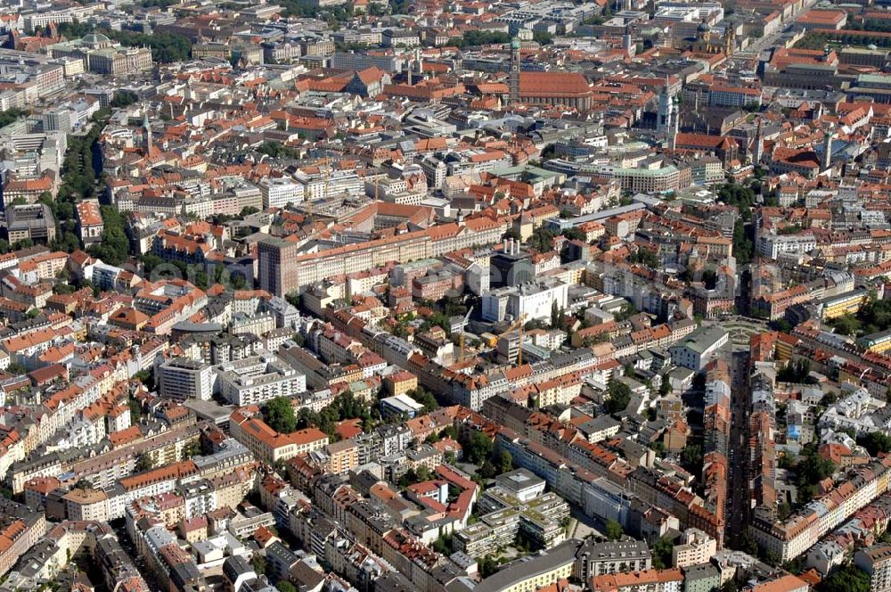 Aerial photograph München - Blick auf die Altstadt München. Im Hintergrund ist unter an derem die Frauenkirche und das Neue Rathaus zu erkennen. Herausragend ist auch das Heizkraftwerk Müllerstraße in der Mitte des Bildes. Munich 2007/07/14 Old-town of Munich and the residential houses. Visible in the background are among other things the Frauenkirche and the New Town Hall. Protruding is the cogeneration plant Müllerstraße in the middle of the picture.