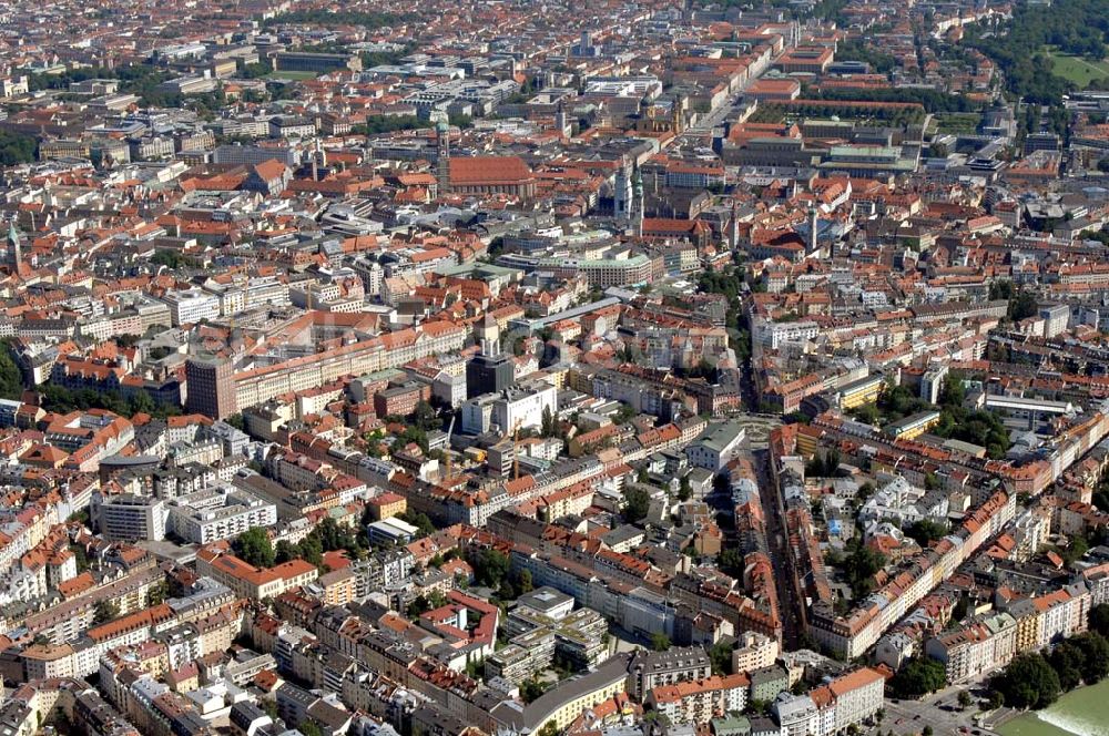 München from above - Blick auf die Altstadt München. Im Hintergrund ist unter an derem die Frauenkirche und das Neue Rathaus zu erkennen. Herausragend ist auch das Heizkraftwerk Müllerstraße in der Mitte des Bildes. Munich 2007/07/14 Old-town of Munich and the residential houses. Visible in the background are among other things the Frauenkirche and the New Town Hall. Protruding is the cogeneration plant Müllerstraße mid of the picture.