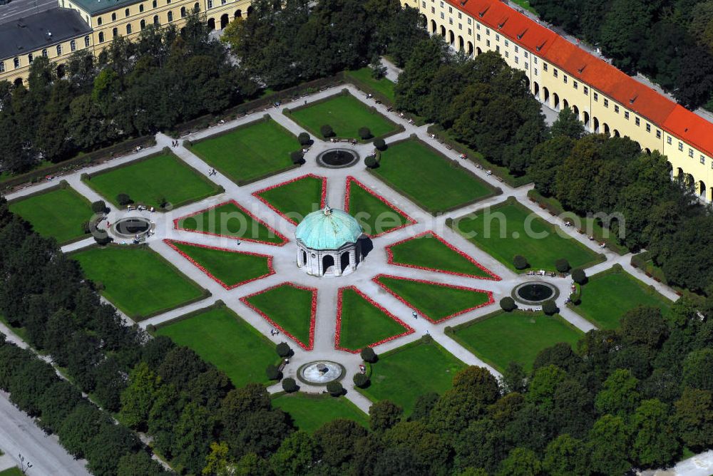 München from above - Blick auf den Münchner Hofgarten mit dem Dianatempel im Mittelpunkt. Der Hofgarten ist eine barocke Parkanlage im Herzen von München. Der Hofgarten entstand zu Beginn des 17. Jh., als Vorbild dienten italienische Gärten aus der Zeit der Renaissance. Im Jahr 1613 ließ Kurfürst Maximilian I. den Hofgarten anlegen und nach vier Jahren war die Gestaltung abgeschlossen. Kontakt: Verwaltung des Englischen Gartens, Englischer Garten 2, 80538 München