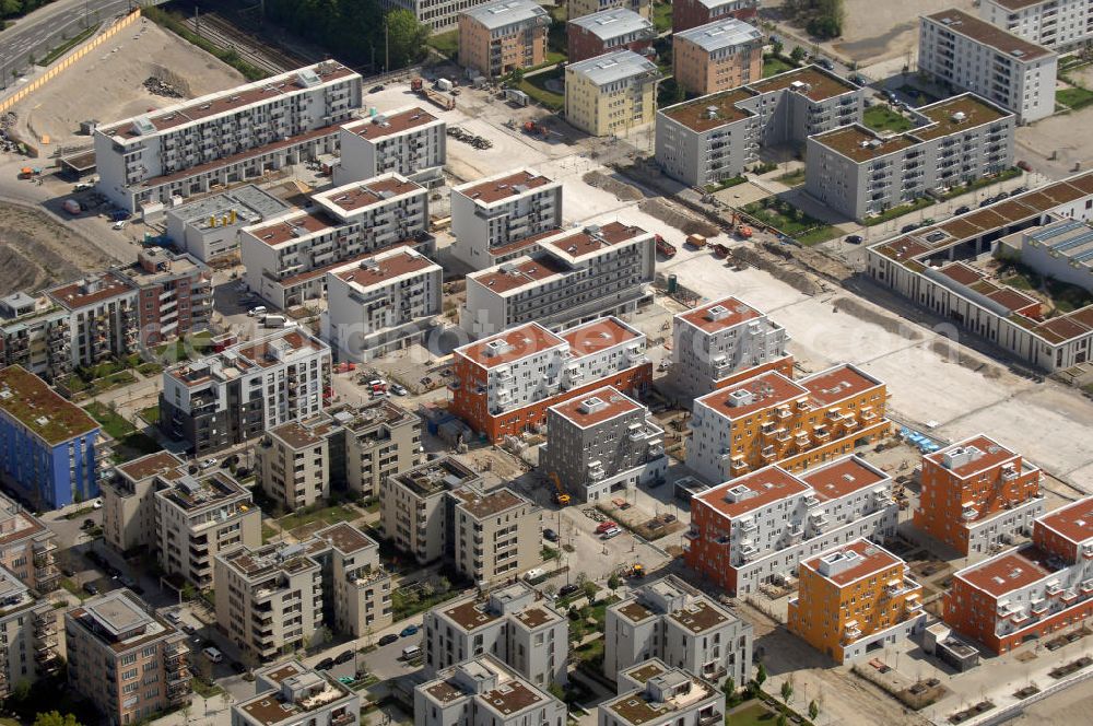 MÜNCHEN from the bird's eye view: Blick auf das neue Münchner Stadtquartier Theresienhöhe. Auf dem 47,1 ha großen ehemaligen Messegelände am Rand der Innenstadt sind in einer Mischung aus Kern- und Wohngebiet ca. 4000 bis 5000 Arbeitsplätze, 1400 Wohnungen, Schule, Kita, Grünflächen u.a. entstanden. Informationen zum Gesamtprojekt Realisierungswettbewerbe: Susanne Bäumler, Tel. +49 (0)89 2332 2083, Fax: +49 (0)89 2332 6410, e-mail: susanne.baeumler@muenchen.de; Kontakt Architekt: Steidle Architekten, Gesellschaft von Architekten und Stadtplanern mbH, Genter Strasse 13, 80805 München, Tel. +49 (0)89 3609070, Fax +49 (0)89 3617906, e-mail: info@steidle-architekten.de