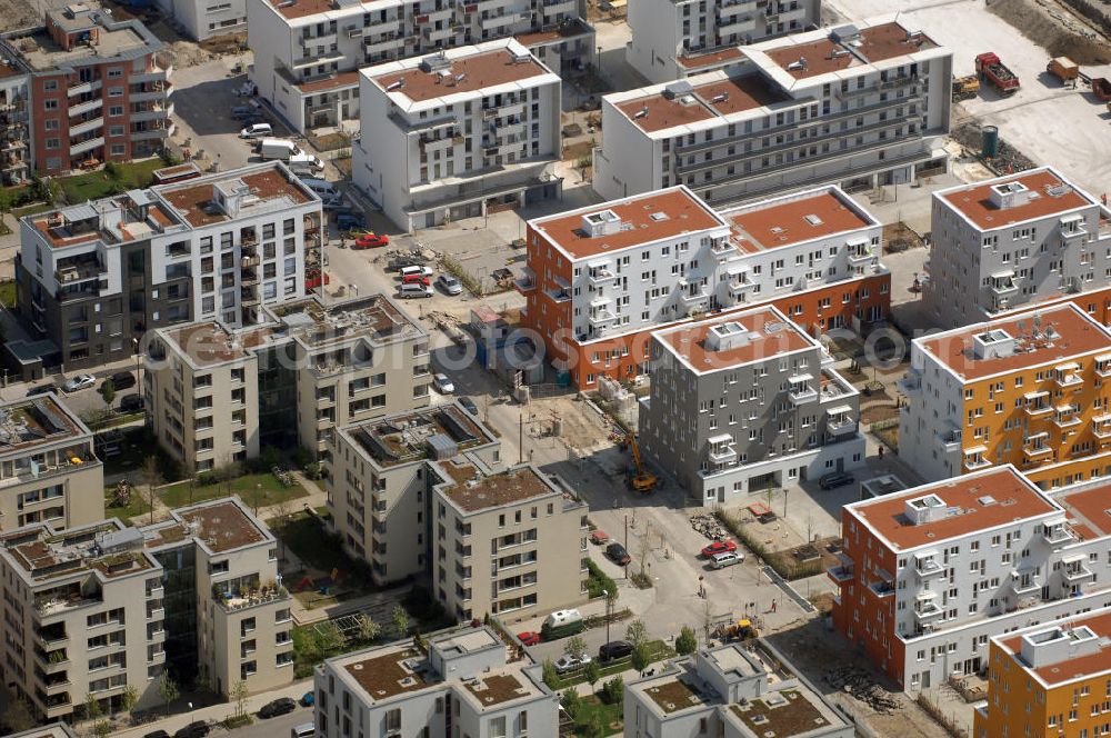 Aerial image MÜNCHEN - Blick auf das neue Münchner Stadtquartier Theresienhöhe. Auf dem 47,1 ha großen ehemaligen Messegelände am Rand der Innenstadt sind in einer Mischung aus Kern- und Wohngebiet ca. 4000 bis 5000 Arbeitsplätze, 1400 Wohnungen, Schule, Kita, Grünflächen u.a. entstanden. Informationen zum Gesamtprojekt Realisierungswettbewerbe: Susanne Bäumler, Tel. +49 (0)89 2332 2083, Fax: +49 (0)89 2332 6410, e-mail: susanne.baeumler@muenchen.de; Kontakt Architekt: Steidle Architekten, Gesellschaft von Architekten und Stadtplanern mbH, Genter Strasse 13, 80805 München, Tel. +49 (0)89 3609070, Fax +49 (0)89 3617906, e-mail: info@steidle-architekten.de