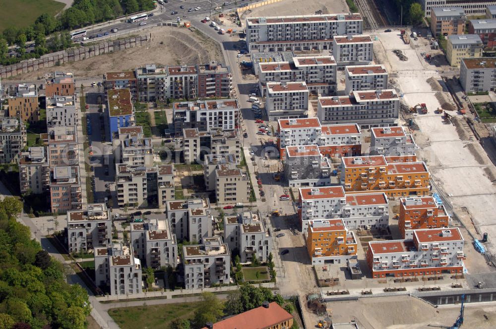 Aerial photograph MÜNCHEN - Blick auf das neue Münchner Stadtquartier Theresienhöhe. Auf dem 47,1 ha großen ehemaligen Messegelände am Rand der Innenstadt sind in einer Mischung aus Kern- und Wohngebiet ca. 4000 bis 5000 Arbeitsplätze, 1400 Wohnungen, Schule, Kita, Grünflächen u.a. entstanden. Informationen zum Gesamtprojekt Realisierungswettbewerbe: Susanne Bäumler, Tel. +49 (0)89 2332 2083, Fax: +49 (0)89 2332 6410, e-mail: susanne.baeumler@muenchen.de; Kontakt Architekt: Steidle Architekten, Gesellschaft von Architekten und Stadtplanern mbH, Genter Strasse 13, 80805 München, Tel. +49 (0)89 3609070, Fax +49 (0)89 3617906, e-mail: info@steidle-architekten.de