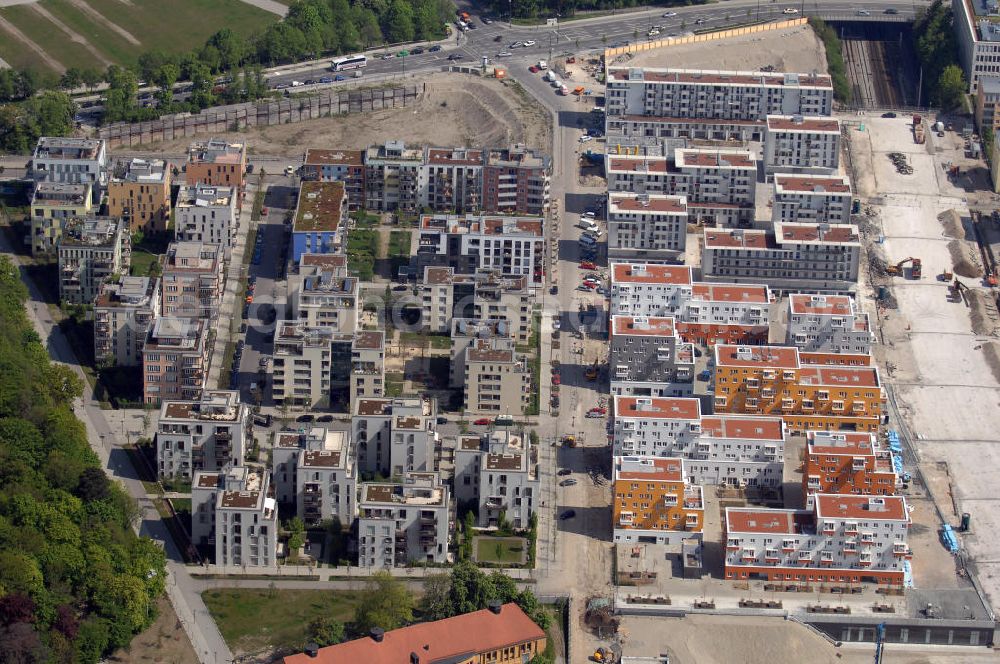 MÜNCHEN from above - Blick auf das neue Münchner Stadtquartier Theresienhöhe. Auf dem 47,1 ha großen ehemaligen Messegelände am Rand der Innenstadt sind in einer Mischung aus Kern- und Wohngebiet ca. 4000 bis 5000 Arbeitsplätze, 1400 Wohnungen, Schule, Kita, Grünflächen u.a. entstanden. Informationen zum Gesamtprojekt Realisierungswettbewerbe: Susanne Bäumler, Tel. +49 (0)89 2332 2083, Fax: +49 (0)89 2332 6410, e-mail: susanne.baeumler@muenchen.de; Kontakt Architekt: Steidle Architekten, Gesellschaft von Architekten und Stadtplanern mbH, Genter Strasse 13, 80805 München, Tel. +49 (0)89 3609070, Fax +49 (0)89 3617906, e-mail: info@steidle-architekten.de