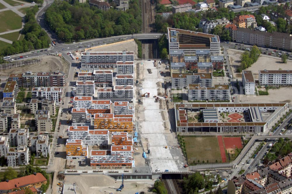 MÜNCHEN from the bird's eye view: Blick auf das neue Münchner Stadtquartier Theresienhöhe. Auf dem 47,1 ha großen ehemaligen Messegelände am Rand der Innenstadt sind in einer Mischung aus Kern- und Wohngebiet ca. 4000 bis 5000 Arbeitsplätze, 1400 Wohnungen, Schule, Kita, Grünflächen u.a. entstanden. Informationen zum Gesamtprojekt Realisierungswettbewerbe: Susanne Bäumler, Tel. +49 (0)89 2332 2083, Fax: +49 (0)89 2332 6410, e-mail: susanne.baeumler@muenchen.de; Kontakt Architekt: Steidle Architekten, Gesellschaft von Architekten und Stadtplanern mbH, Genter Strasse 13, 80805 München, Tel. +49 (0)89 3609070, Fax +49 (0)89 3617906, e-mail: info@steidle-architekten.de