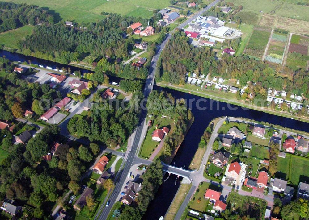 Aerial image Ardorf - 18.10.2005 Ardorf; Der Ems-Jade-Kanal verbindet die Ems bei Emden mit der Jade bei Wilhelmshaven. Er ist 72,3 km lang, hat sechs Schleusen, und ist für Schiffe bis zu 33m Länge, 6,20m Breite und 1,70m Tiefgang befahrbar. Der Kanal wird vorwiegend von Sportschiffen genutzt. Wichtigste Stadt entlang des Kanals ist Aurich.