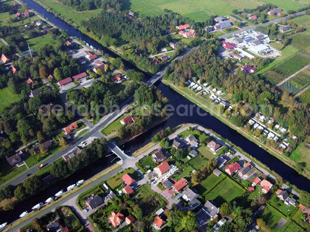 Aerial photograph Ardorf - 18.10.2005 Ardorf; Der Ems-Jade-Kanal verbindet die Ems bei Emden mit der Jade bei Wilhelmshaven. Er ist 72,3 km lang, hat sechs Schleusen, und ist für Schiffe bis zu 33m Länge, 6,20m Breite und 1,70m Tiefgang befahrbar. Der Kanal wird vorwiegend von Sportschiffen genutzt. Wichtigste Stadt entlang des Kanals ist Aurich.