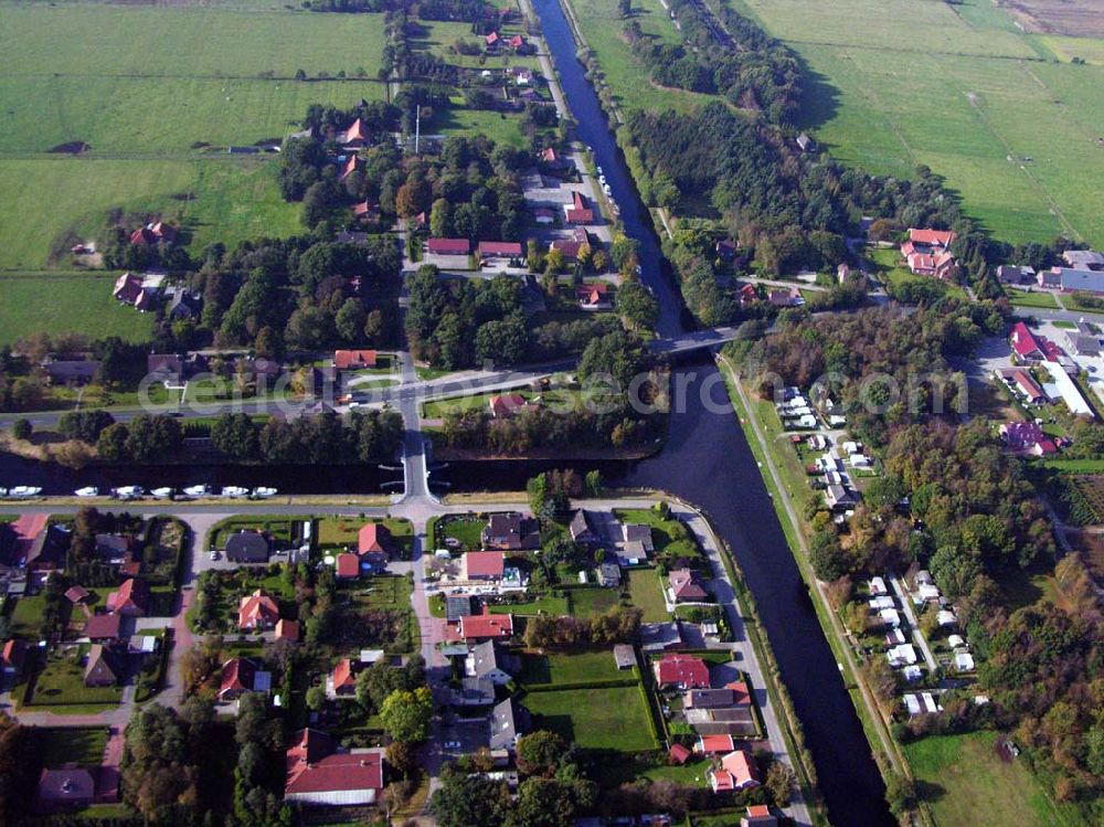 Ardorf from above - 18.10.2005 Ardorf; Der Ems-Jade-Kanal verbindet die Ems bei Emden mit der Jade bei Wilhelmshaven. Er ist 72,3 km lang, hat sechs Schleusen, und ist für Schiffe bis zu 33m Länge, 6,20m Breite und 1,70m Tiefgang befahrbar. Der Kanal wird vorwiegend von Sportschiffen genutzt. Wichtigste Stadt entlang des Kanals ist Aurich.