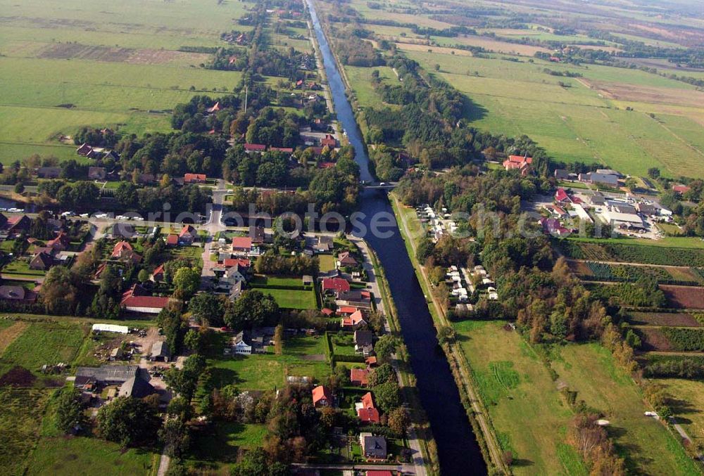 Ardorf from the bird's eye view: 18.10.2005 Ardorf; Der Ems-Jade-Kanal verbindet die Ems bei Emden mit der Jade bei Wilhelmshaven. Er ist 72,3 km lang, hat sechs Schleusen, und ist für Schiffe bis zu 33m Länge, 6,20m Breite und 1,70m Tiefgang befahrbar. Der Kanal wird vorwiegend von Sportschiffen genutzt. Wichtigste Stadt entlang des Kanals ist Aurich.