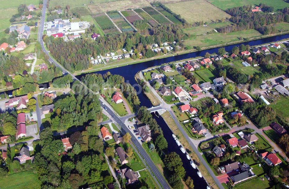 Aerial photograph Ardorf - 18.10.2005 Ardorf; Der Ems-Jade-Kanal verbindet die Ems bei Emden mit der Jade bei Wilhelmshaven. Er ist 72,3 km lang, hat sechs Schleusen, und ist für Schiffe bis zu 33m Länge, 6,20m Breite und 1,70m Tiefgang befahrbar. Der Kanal wird vorwiegend von Sportschiffen genutzt. Wichtigste Stadt entlang des Kanals ist Aurich.