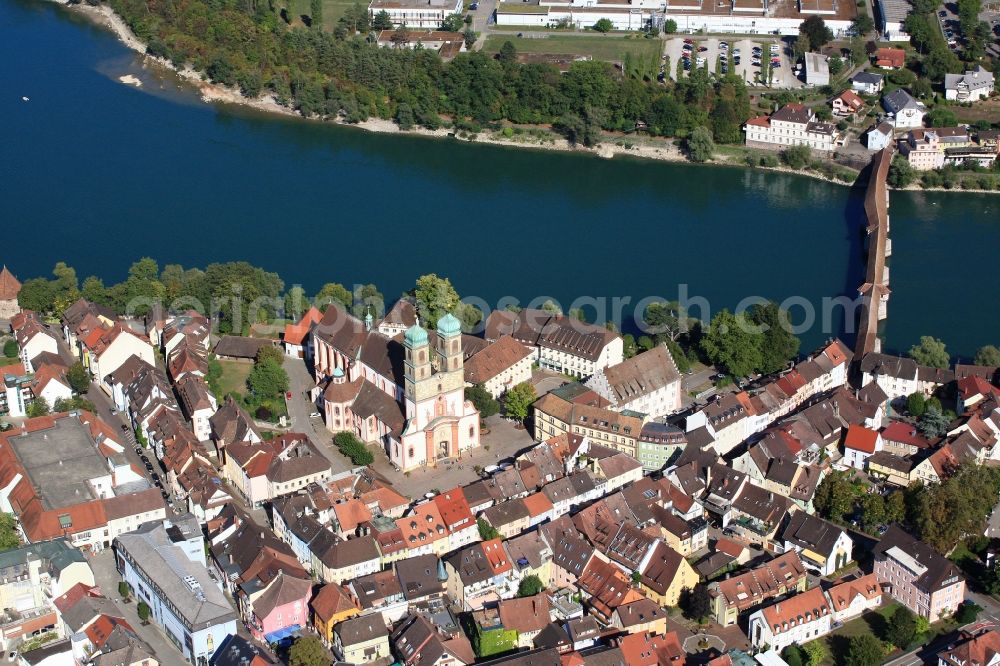 Aerial photograph Bad Säckingen - Church building Muenster St. Fridolin in the Old Town- center of Bad Saeckingen in the state Baden-Wuerttemberg. The historic wooden bridge over the Rhine links Germany with Switzerland