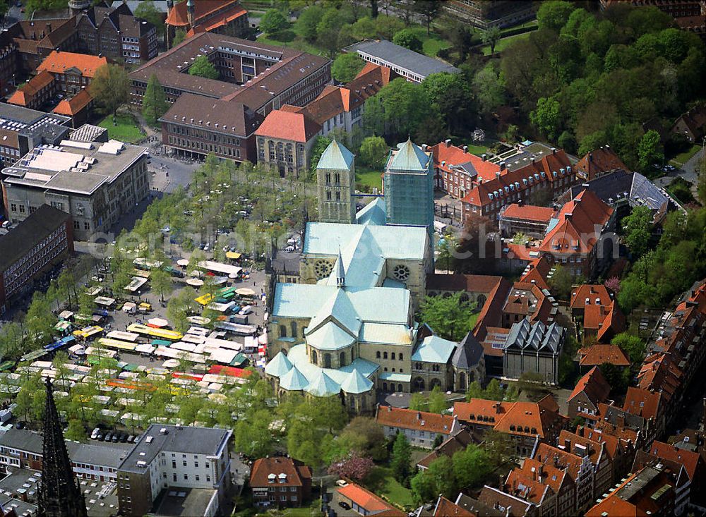 Münster from the bird's eye view: Der 1225 - 1265 im romanisch-gotischen Stil erbaute Münsteraner Dom ist eine der größten Kirchen Westfalens. By 1225 - is 1265 in the Romanesque-Gothic style Münster Cathedral is one of the largest churches in Westphalia.