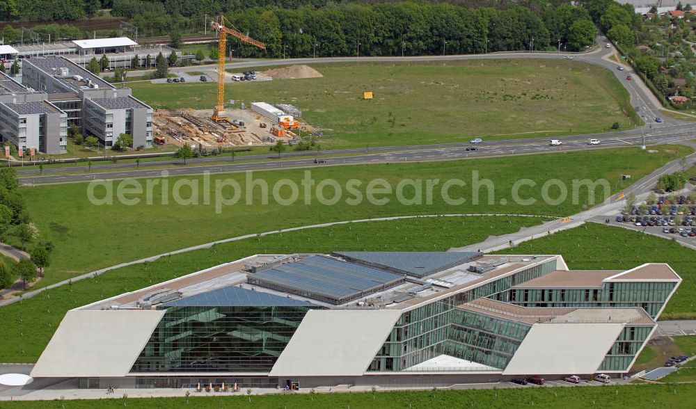 Wolfsburg from above - Der von der Wolfsburg AG errichtete MobileLifeCampus im Stadtteil Hageberg. Im 2006 fertiggestellten und von Henn Architekten entworfenen Gebäudekomplex sind die AutoUni und Teile der Volkswagen-Informationstechnologie untergebracht. The MobileLifeCampus in the district Hageberg.