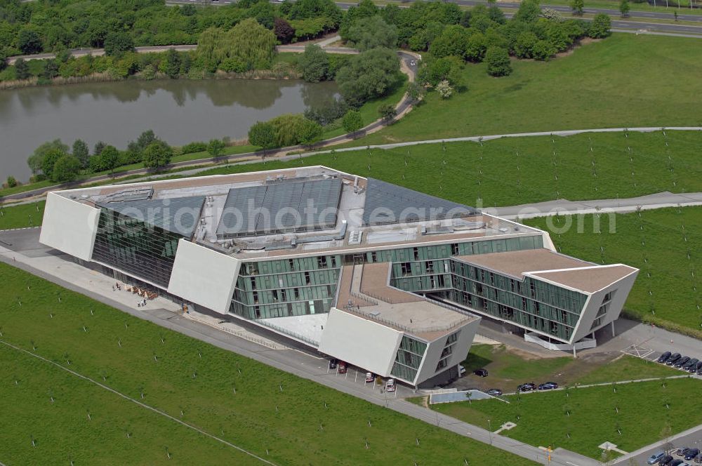 Aerial image Wolfsburg - Der von der Wolfsburg AG errichtete MobileLifeCampus im Stadtteil Hageberg. Im 2006 fertiggestellten und von Henn Architekten entworfenen Gebäudekomplex sind die AutoUni und Teile der Volkswagen-Informationstechnologie untergebracht. The MobileLifeCampus in the district Hageberg.