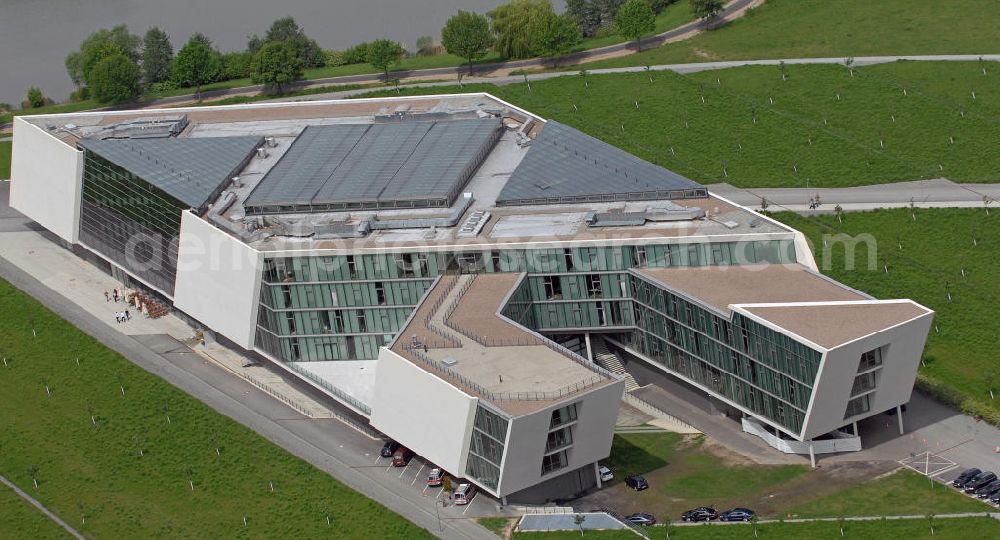 Aerial photograph Wolfsburg - Der von der Wolfsburg AG errichtete MobileLifeCampus im Stadtteil Hageberg. Im 2006 fertiggestellten und von Henn Architekten entworfenen Gebäudekomplex sind die AutoUni und Teile der Volkswagen-Informationstechnologie untergebracht. The MobileLifeCampus in the district Hageberg.