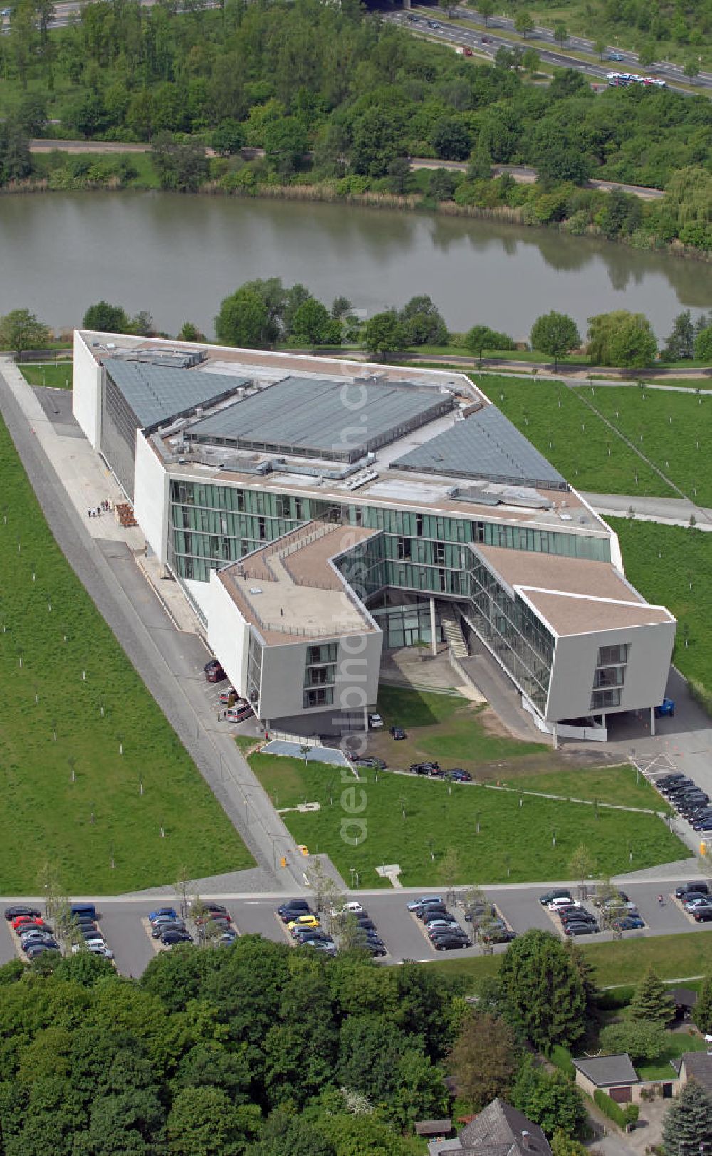 Wolfsburg from the bird's eye view: Der von der Wolfsburg AG errichtete MobileLifeCampus im Stadtteil Hageberg. Im 2006 fertiggestellten und von Henn Architekten entworfenen Gebäudekomplex sind die AutoUni und Teile der Volkswagen-Informationstechnologie untergebracht. The MobileLifeCampus in the district Hageberg.