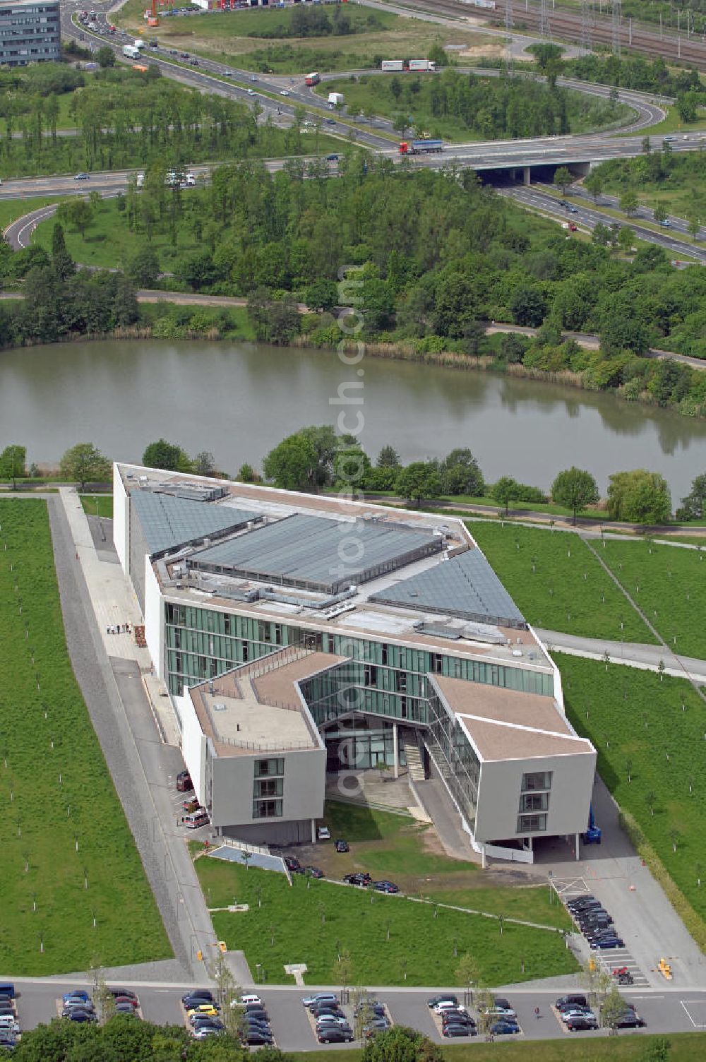 Aerial image Wolfsburg - Der von der Wolfsburg AG errichtete MobileLifeCampus im Stadtteil Hageberg. Im 2006 fertiggestellten und von Henn Architekten entworfenen Gebäudekomplex sind die AutoUni und Teile der Volkswagen-Informationstechnologie untergebracht. The MobileLifeCampus in the district Hageberg.