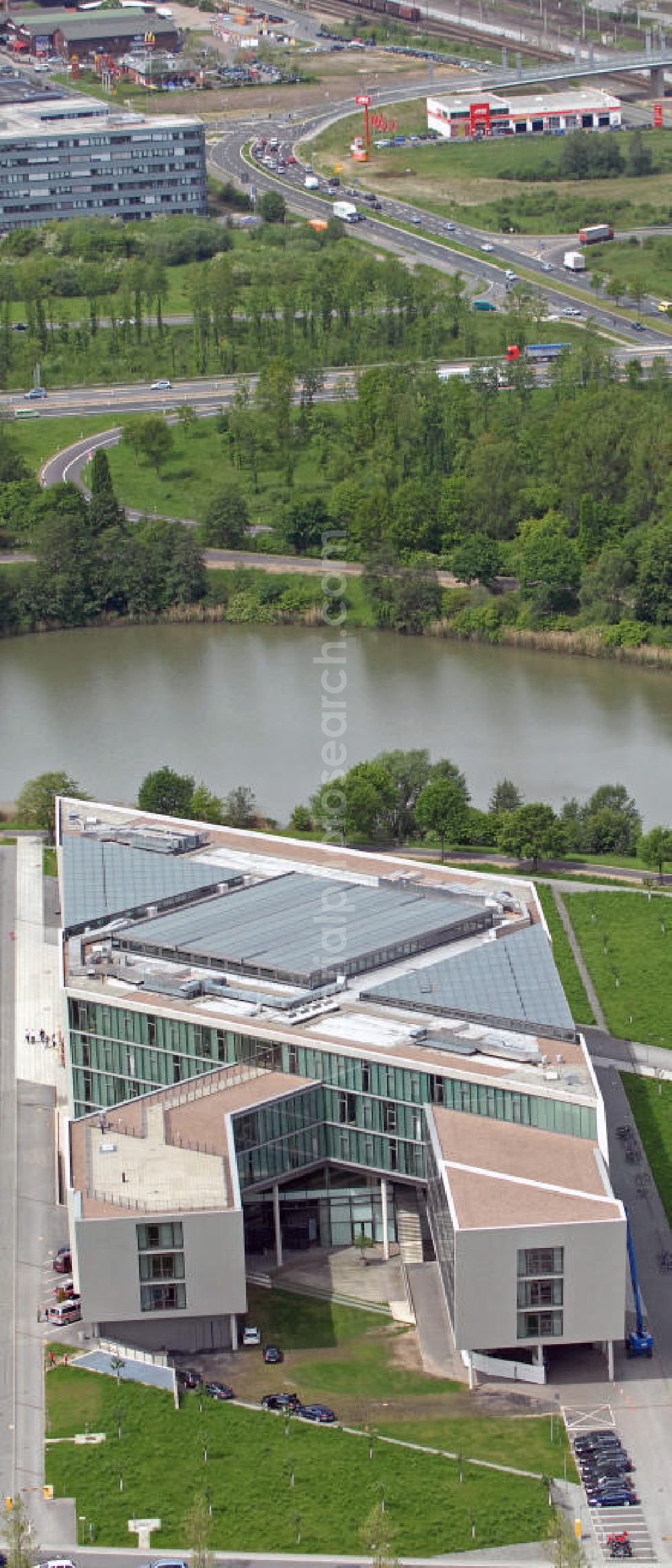 Aerial photograph Wolfsburg - Der von der Wolfsburg AG errichtete MobileLifeCampus im Stadtteil Hageberg. Im 2006 fertiggestellten und von Henn Architekten entworfenen Gebäudekomplex sind die AutoUni und Teile der Volkswagen-Informationstechnologie untergebracht. The MobileLifeCampus in the district Hageberg.