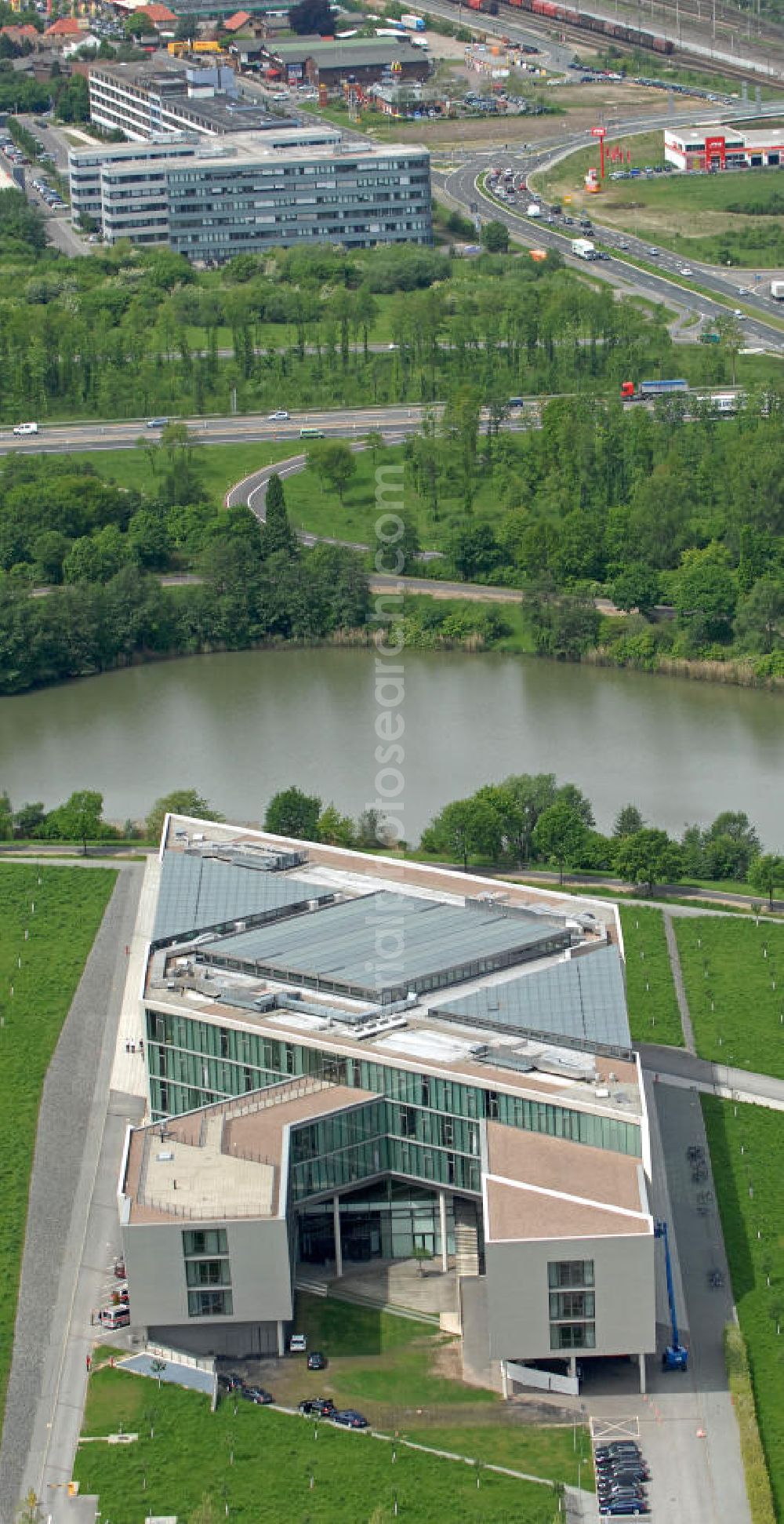 Wolfsburg from above - Der von der Wolfsburg AG errichtete MobileLifeCampus im Stadtteil Hageberg. Im 2006 fertiggestellten und von Henn Architekten entworfenen Gebäudekomplex sind die AutoUni und Teile der Volkswagen-Informationstechnologie untergebracht. The MobileLifeCampus in the district Hageberg.