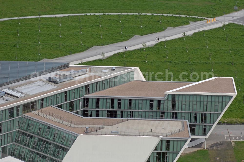 Wolfsburg from the bird's eye view: Der von der Wolfsburg AG errichtete MobileLifeCampus im Stadtteil Hageberg. Im 2006 fertiggestellten und von Henn Architekten entworfenen Gebäudekomplex sind die AutoUni und Teile der Volkswagen-Informationstechnologie untergebracht. The MobileLifeCampus in the district Hageberg.