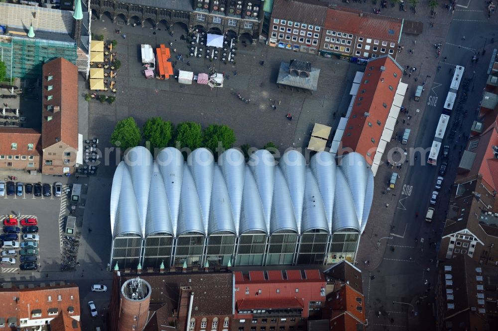 Aerial photograph Lübeck - Fashion store in the historic town centre of Luebeck in the state of Schleswig-Holstein. The store of the Peek&Cloppenburg chain is located on the Western edge of the Markt square and includes a distinct wave shaped roof