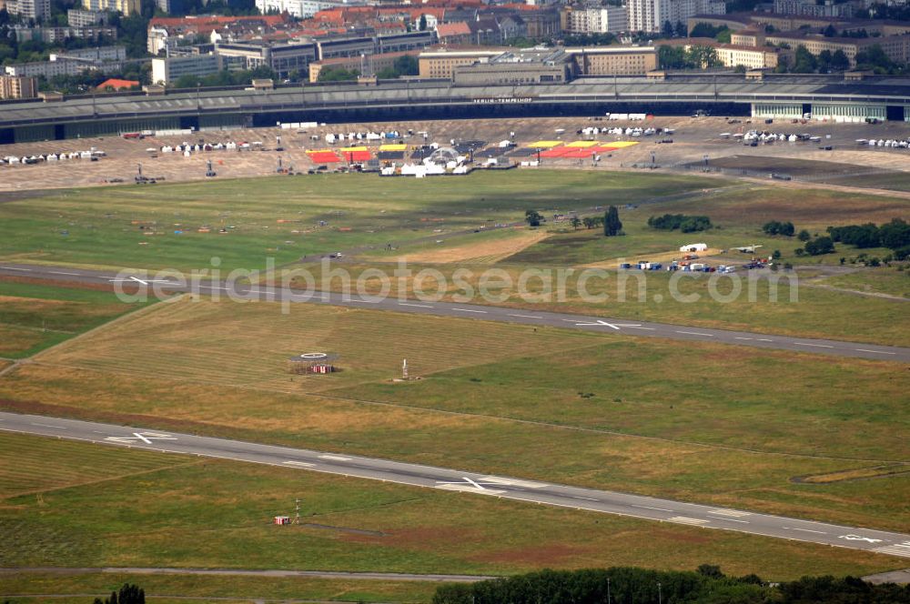 Berlin from the bird's eye view: Blick auf das Areal des stillgelegten Flughafen - Tempelhof, der seit der Stillegung als Event- und Messestandort genutzt wird. Dieses Bild zeigt den Abbau der Modemesse Bread & Butter, die eine zentrale Veranstaltung der Berliner Modewoche ist. Kontakt: