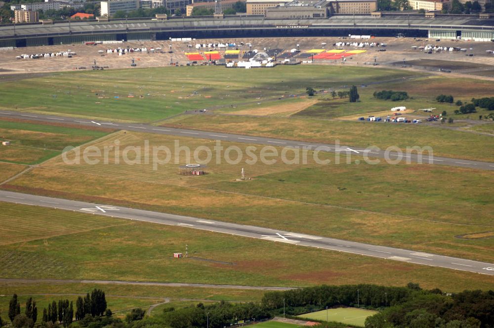 Aerial image Berlin - Blick auf das Areal des stillgelegten Flughafen - Tempelhof, der seit der Stillegung als Event- und Messestandort genutzt wird. Dieses Bild zeigt den Abbau der Modemesse Bread & Butter, die eine zentrale Veranstaltung der Berliner Modewoche ist. Kontakt: