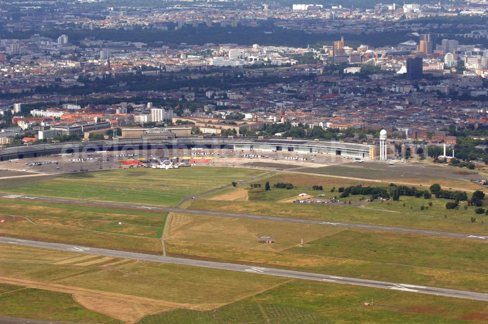 Aerial photograph Berlin - Blick auf das Areal des stillgelegten Flughafen - Tempelhof, der seit der Stillegung als Event- und Messestandort genutzt wird. Dieses Bild zeigt den Abbau der Modemesse Bread & Butter, die eine zentrale Veranstaltung der Berliner Modewoche ist. Kontakt: