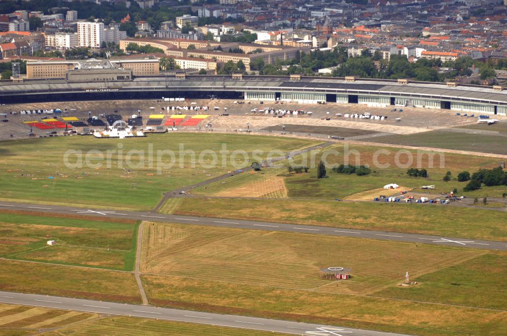 Berlin from above - Blick auf das Areal des stillgelegten Flughafen - Tempelhof, der seit der Stillegung als Event- und Messestandort genutzt wird. Dieses Bild zeigt den Abbau der Modemesse Bread & Butter, die eine zentrale Veranstaltung der Berliner Modewoche ist. Kontakt: