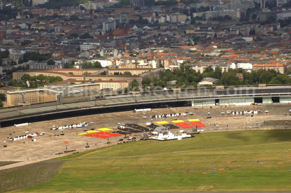 Berlin from the bird's eye view: Blick auf das Areal des stillgelegten Flughafen - Tempelhof, der seit der Stillegung als Event- und Messestandort genutzt wird. Dieses Bild zeigt den Abbau der Modemesse Bread & Butter, die eine zentrale Veranstaltung der Berliner Modewoche ist. Kontakt: