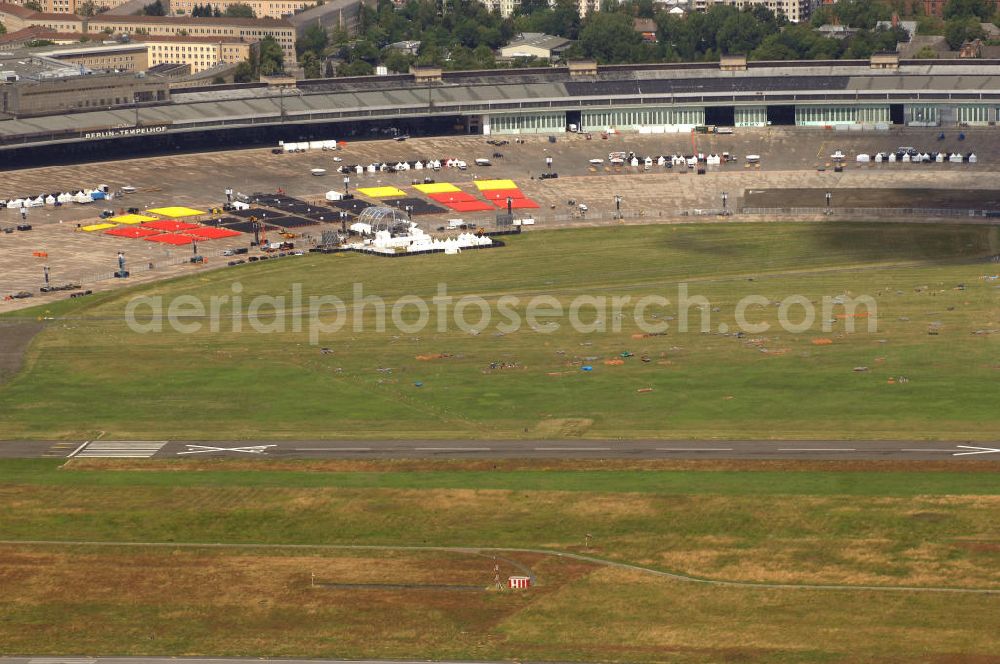 Aerial image Berlin - Blick auf das Areal des stillgelegten Flughafen - Tempelhof, der seit der Stillegung als Event- und Messestandort genutzt wird. Dieses Bild zeigt den Abbau der Modemesse Bread & Butter, die eine zentrale Veranstaltung der Berliner Modewoche ist. Kontakt: