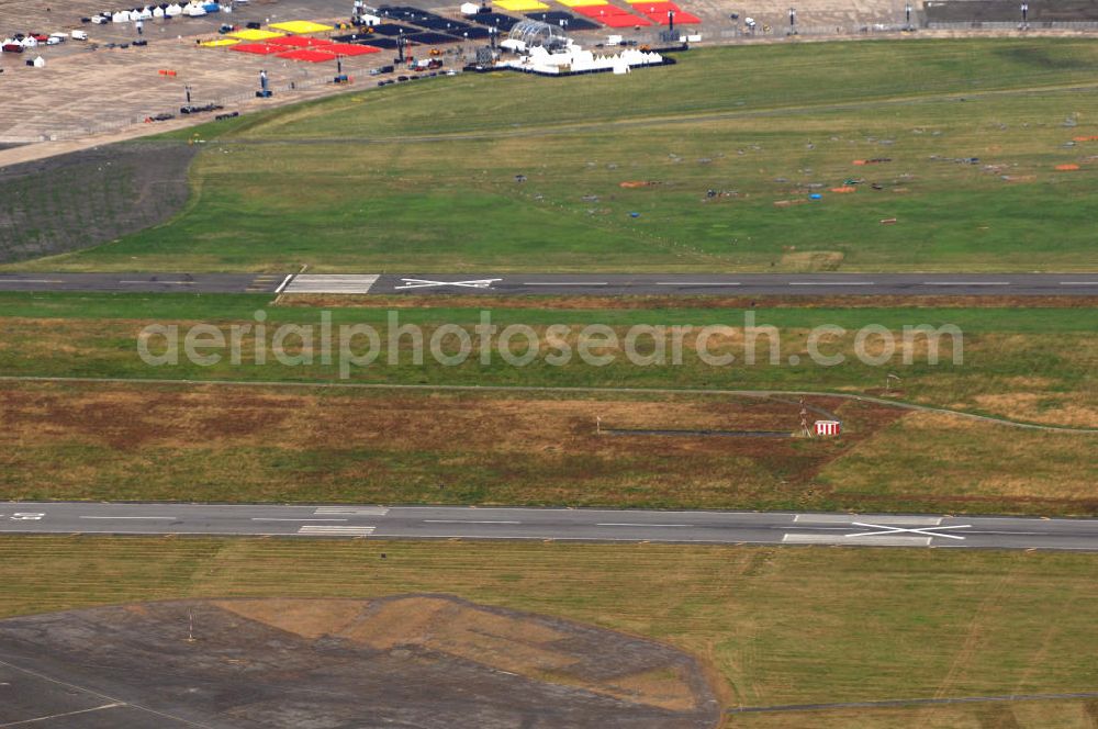 Aerial photograph Berlin - Blick auf das Areal des stillgelegten Flughafen - Tempelhof, der seit der Stillegung als Event- und Messestandort genutzt wird. Dieses Bild zeigt den Abbau der Modemesse Bread & Butter, die eine zentrale Veranstaltung der Berliner Modewoche ist. Kontakt: