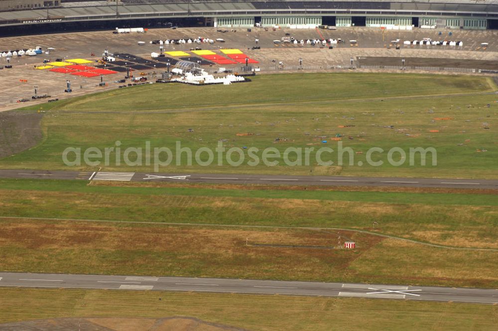 Berlin from above - Blick auf das Areal des stillgelegten Flughafen - Tempelhof, der seit der Stillegung als Event- und Messestandort genutzt wird. Dieses Bild zeigt den Abbau der Modemesse Bread & Butter, die eine zentrale Veranstaltung der Berliner Modewoche ist. Kontakt: