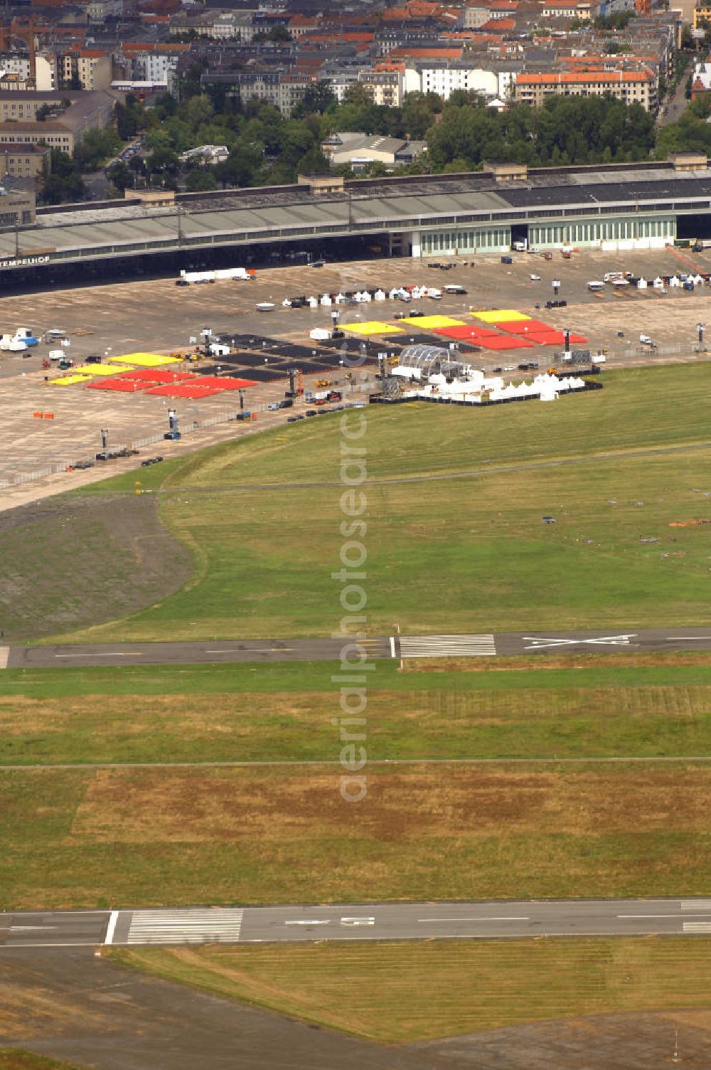 Berlin from the bird's eye view: Blick auf das Areal des stillgelegten Flughafen - Tempelhof, der seit der Stillegung als Event- und Messestandort genutzt wird. Dieses Bild zeigt den Abbau der Modemesse Bread & Butter, die eine zentrale Veranstaltung der Berliner Modewoche ist. Kontakt: