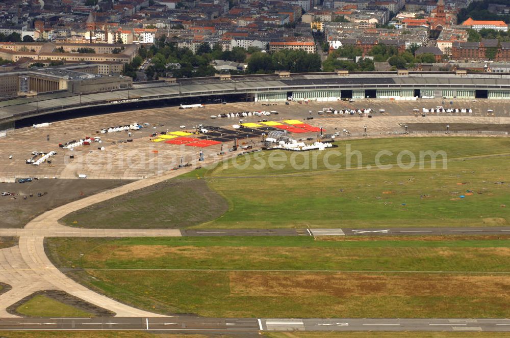 Aerial image Berlin - Blick auf das Areal des stillgelegten Flughafen - Tempelhof, der seit der Stillegung als Event- und Messestandort genutzt wird. Dieses Bild zeigt den Abbau der Modemesse Bread & Butter, die eine zentrale Veranstaltung der Berliner Modewoche ist. Kontakt: