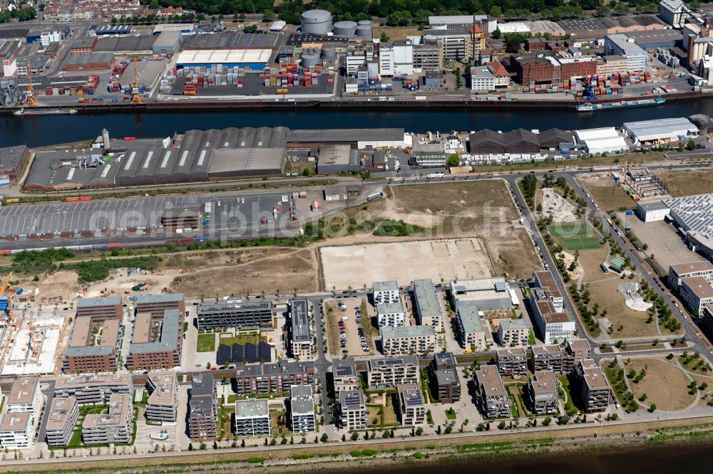 Aerial photograph Bremen - Modern townhouses on the Ueberseepromenade on the bank and course of the river Weser in Bremen, Germany