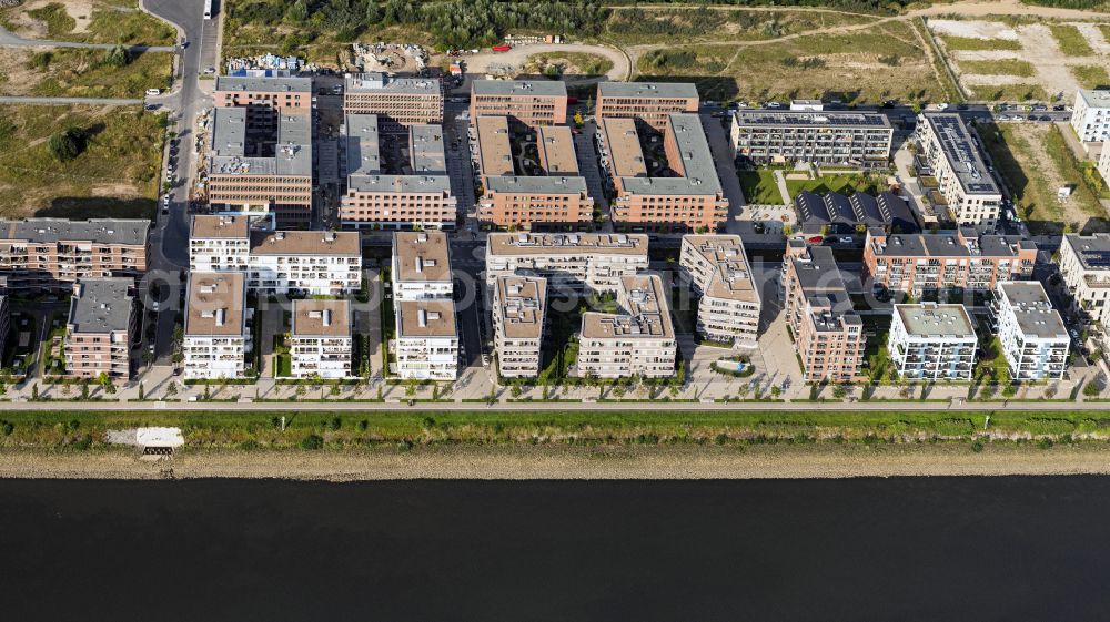 Bremen from the bird's eye view: Modern townhouses on the Ueberseepromenade on the bank and course of the river Weser in Bremen, Germany