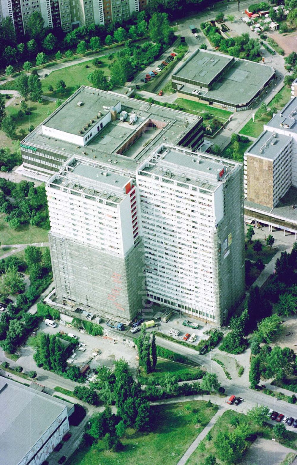 Berlin-Lichtenberg from above - Modernisierung von Wohnhäusern im Wohngebiet am Fennpfuhl in Berlin-Lichtenberg.