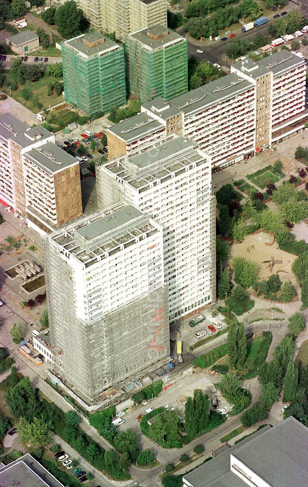 Berlin-Lichtenberg from the bird's eye view: Modernisierung von Wohnhäusern im Wohngebiet am Fennpfuhl in Berlin-Lichtenberg.