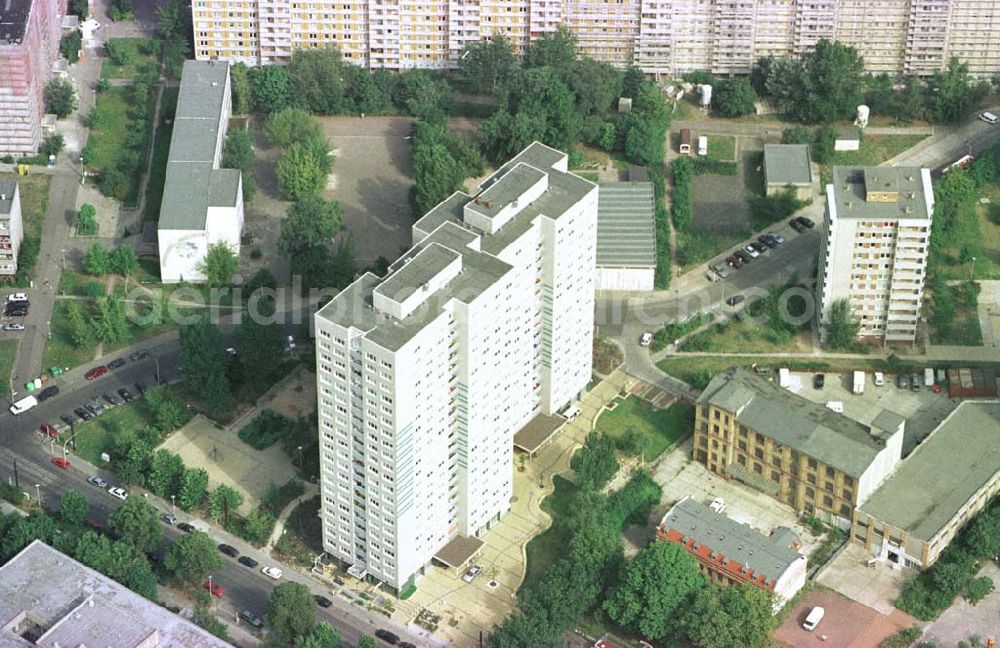 Aerial image Berlin-Lichtenberg - Modernisierung von Wohnhäusern im Wohngebiet am Fennpfuhl in Berlin-Lichtenberg.