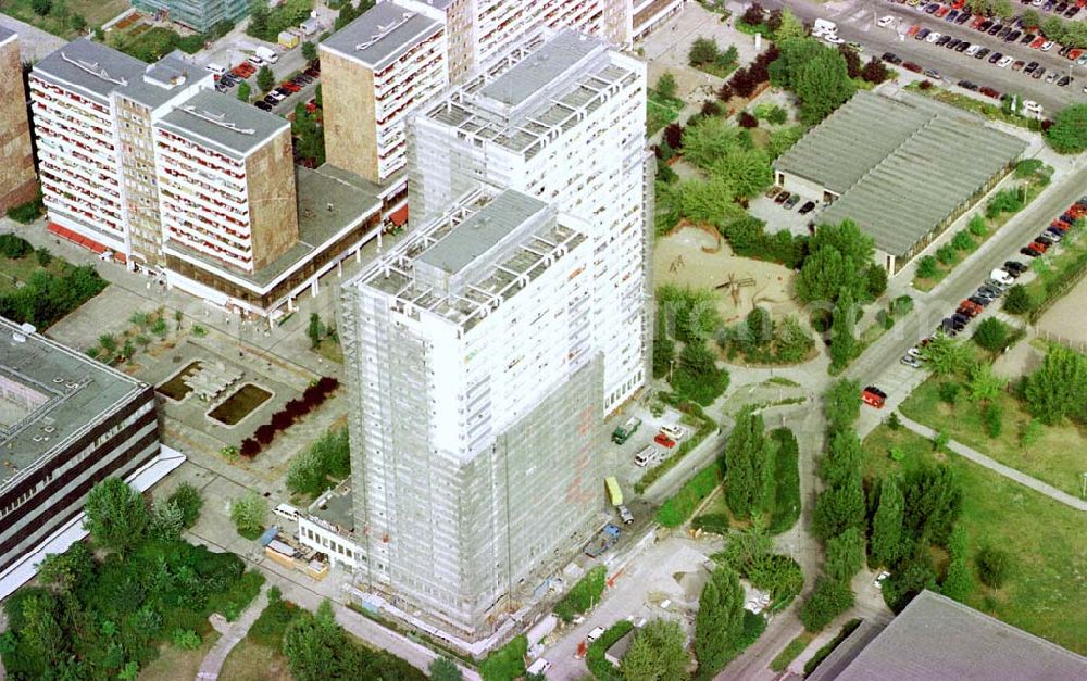 Aerial photograph Berlin-Lichtenberg - Modernisierung von Wohnhäusern im Wohngebiet am Fennpfuhl in Berlin-Lichtenberg.